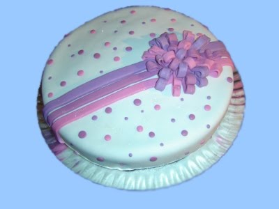 bolo com laço em tons de rosa e lilás