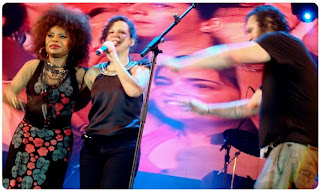 Elza Soares, Bebel Gilberto e Otto, antes da produção cortar o som de seus microfones Elza Soares, Bebel Gilberto e Otto, antes da produção cortar o som de seus microfones