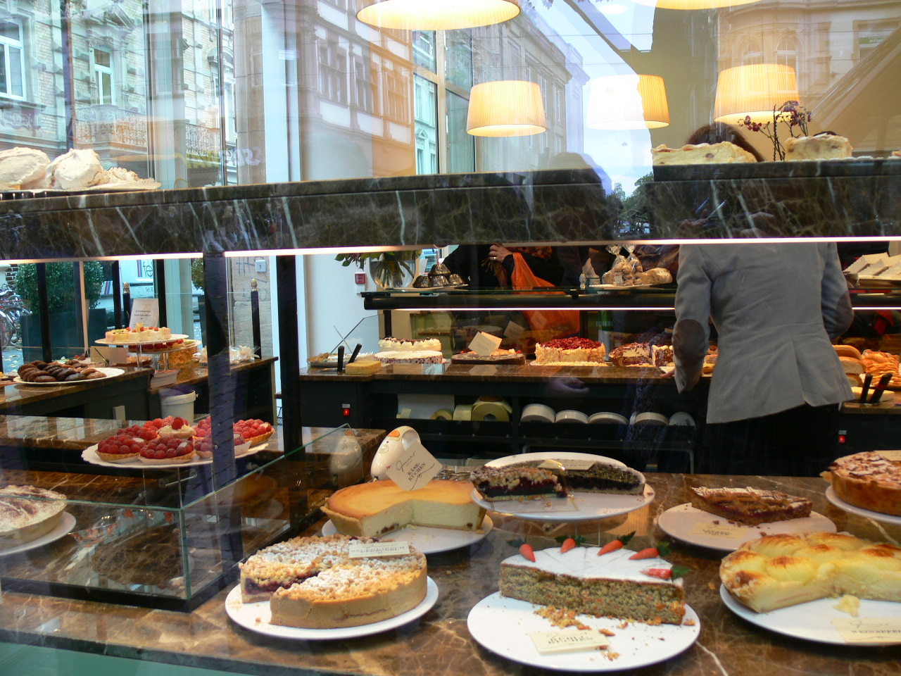 Schwarzwalder Kirschtorte フライブルクの新しいお菓子屋さん Gmeiner グマイナー