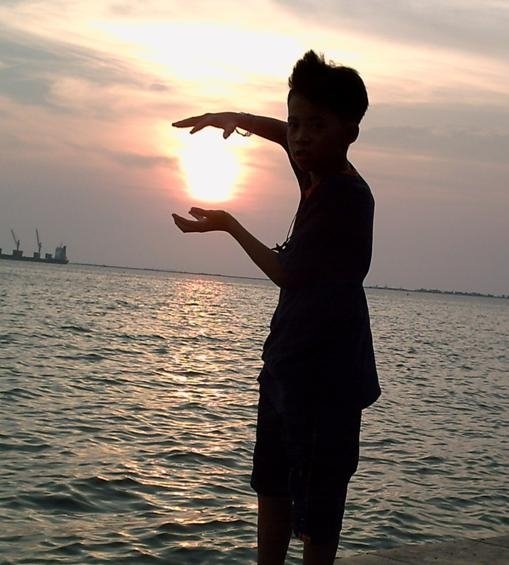 [kid+with+sun+1.JPG]