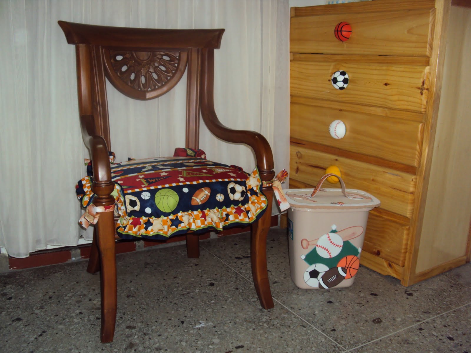 HILANDO BELLEZAS: Papelera decorada en Foami