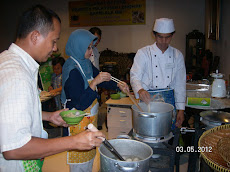 Para Peserta mencicipi Bakmi dan Bakso hasil praktek dan buatan tangan mereka sendiri !