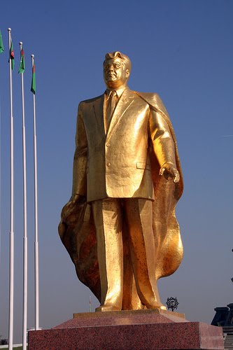 [turkmenbashi-gold-statue-crazy.jpg]