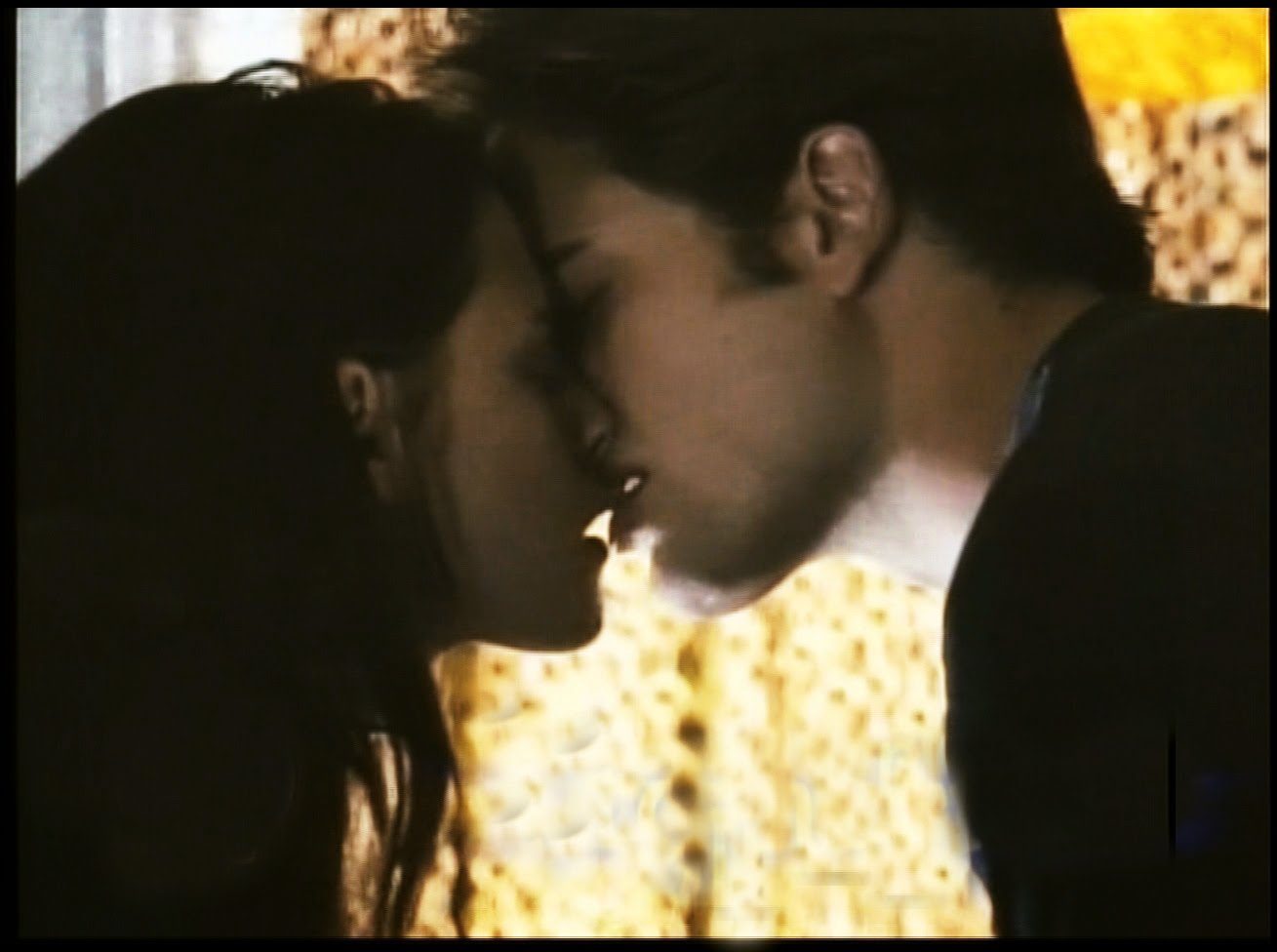 [Twilight-kiss-twilight-series-2534662-1309-976.jpg]