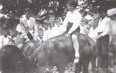 ALTINO JOSÉ RADICALIZANDO NO ZOO DE POMERODE, por volta de 1950.