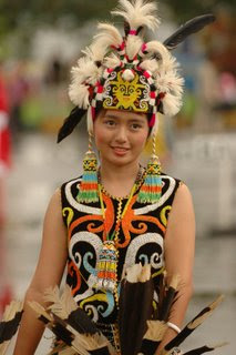 foto gadis suku dayak kaltim motivasi wisata seo sadau yang manis