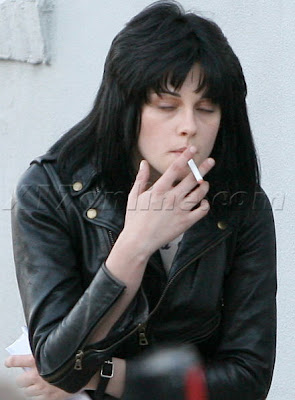 صور كريستن ستيوارت بطلة توآيلات بتدخن Kristen+Stewart+TR+SmokingC