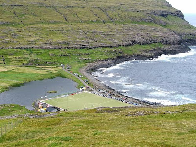 Lapangan bola dengan pemandangan keren EB+Streymur_FaroeIslands