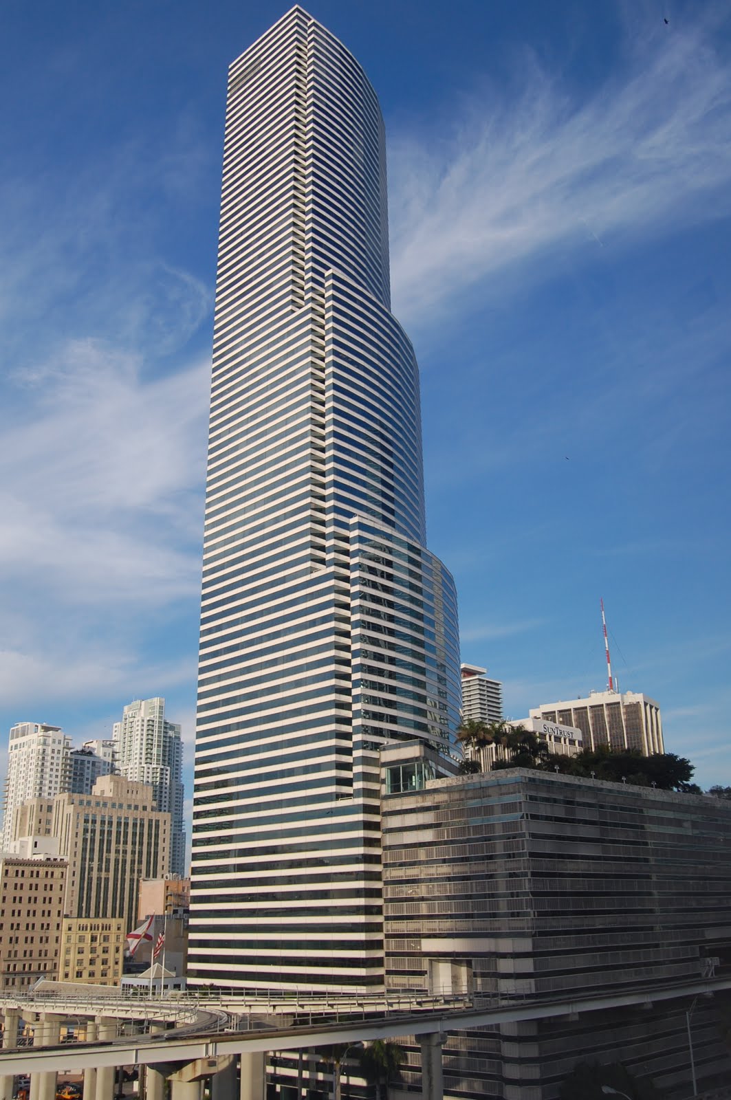 Walking Miami: Miami Tower