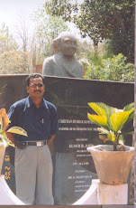 Dr.Senthil Kumar Infront of Dr.Hahnemann statchu 2006