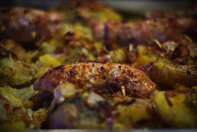 cartofi, ceapa, carne, mancare, post, slanina, cuptor, boia, piper, mirodenii, smantana, pofta buna, prieteni, timp liber