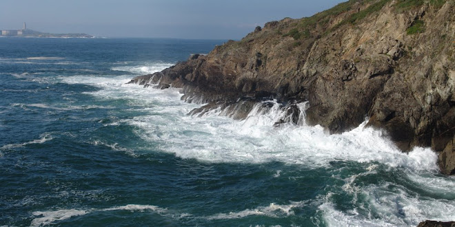 Rompiendo el mar en la costa de Serantes.Oleiros