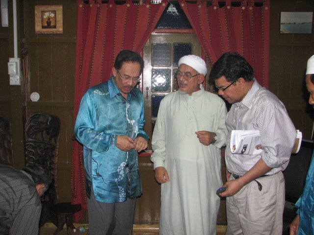 [kam841(k)-Anwar,+Ustaz+Hadi+dan+Saifuddin.jpg]