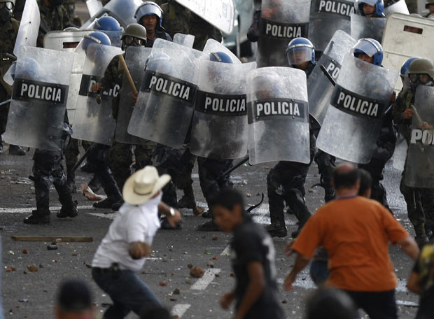 http://2.bp.blogspot.com/_gncWiw0fBPQ/S7zO-qjNaKI/AAAAAAAAANE/15A51DAJLJY/s1600/poblacion-vs-policias.jpg