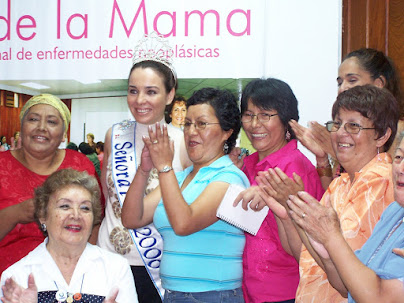 Dra. Tatiana Vidaurre Rojas y socias del club de la mama