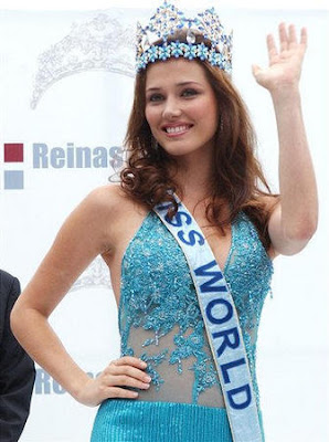 Maju Mantilla saludando como Miss Mundo