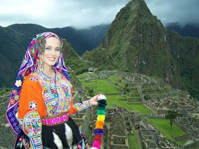 Maju Mantilla de ñusca con fondo de Machu Piccchu
