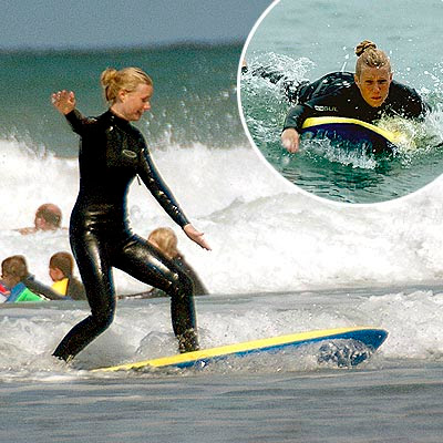 Gwyneth Paltrow surfeando