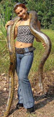 Cynthia Macedo con boa