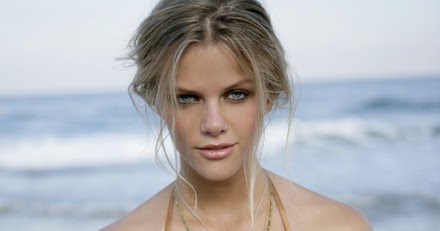 Wallpaper Buzz: Brooklyn Decker
Brooklyn Decker