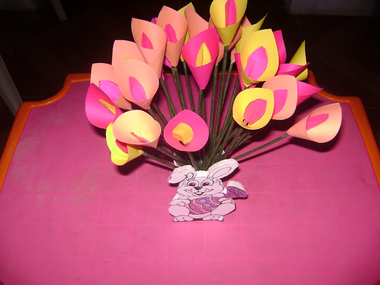 Este coelhinho quem fez foi a Professora Ivanete e estas flores são para as mamães de meus alunos!