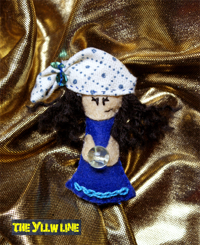 THE YLLW LINE Broche Lola, la pitonisa.