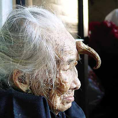 10 Keanehan manusia di Asia yang mengejutkan dunia Granny+horn