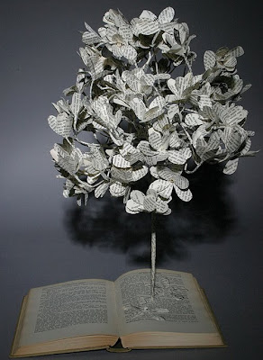 Esculturas de papel em páginas de livro