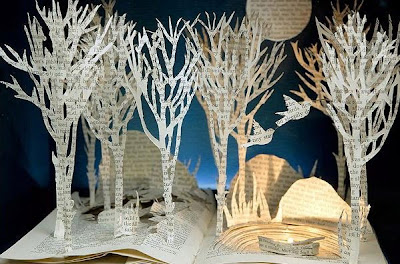 Esculturas de papel em páginas de livro