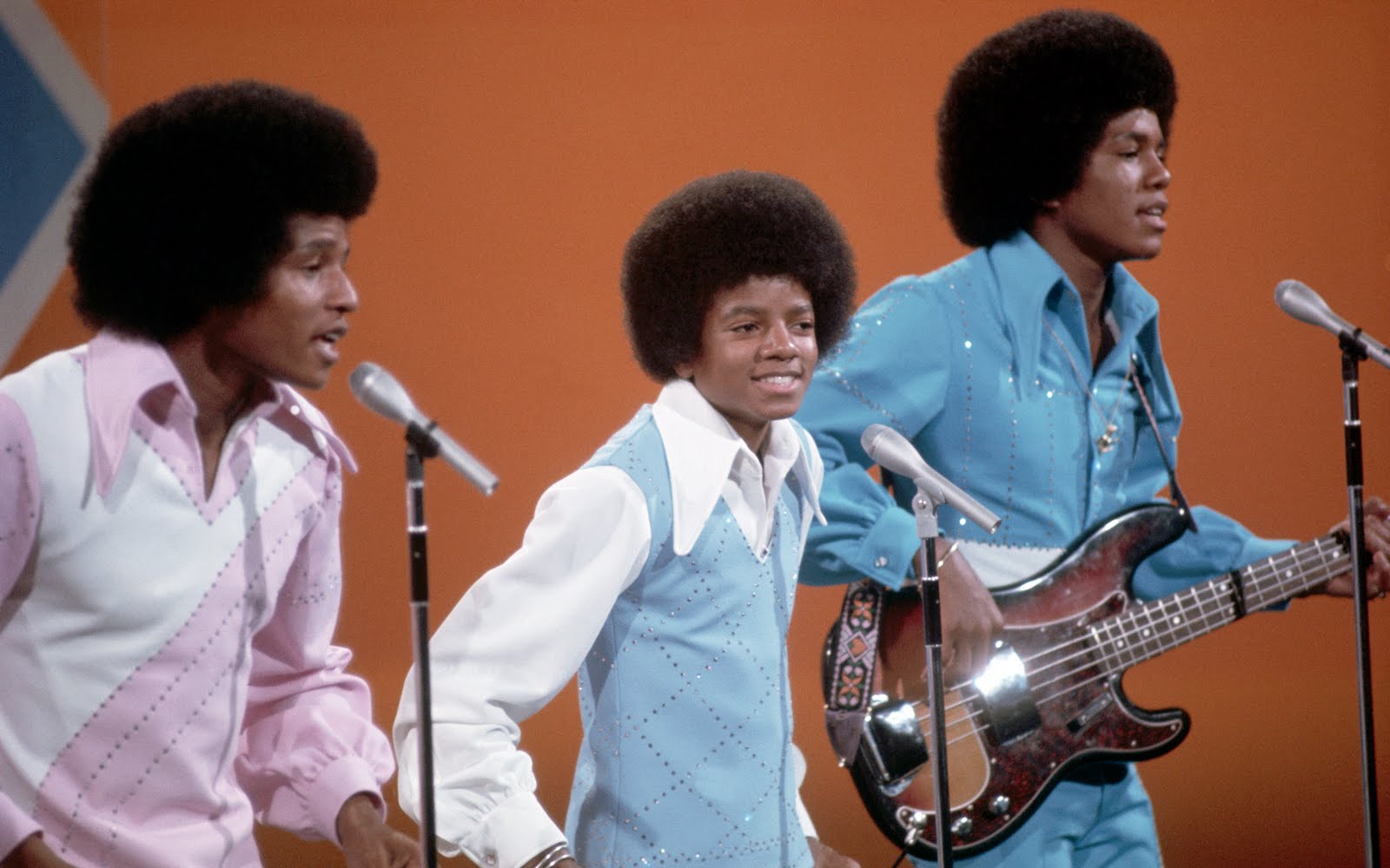 http://2.bp.blogspot.com/_h937HNtz6ek/SwOQ6hGWxAI/AAAAAAAAFIE/zzn6WvsQZ80/s1600/michael-jackson-wallpapers-18.jpg