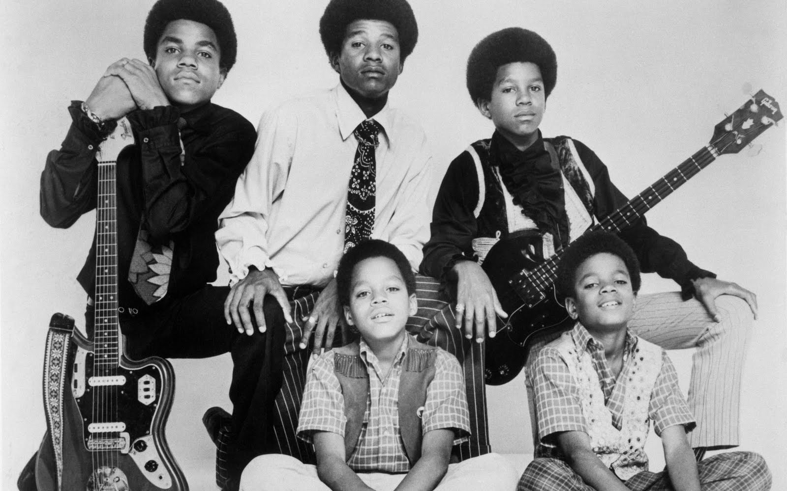 http://2.bp.blogspot.com/_h937HNtz6ek/SwORcsdizVI/AAAAAAAAFIk/eZGXpB94DlQ/s1600/michael-jackson-wallpapers-14.jpg