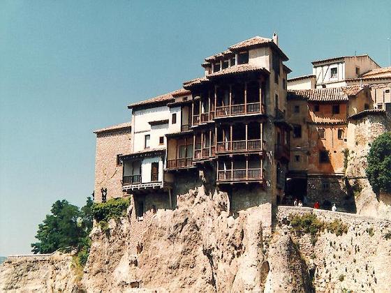 [casas-colgadas.JPG]