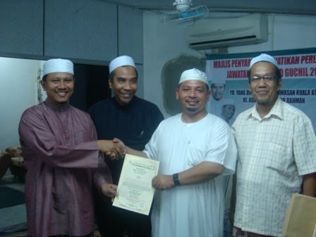 Menerima watikah pelantikan sebagai Pengarah MTD Guchil 2010 dari YB YDP Kuala Krai