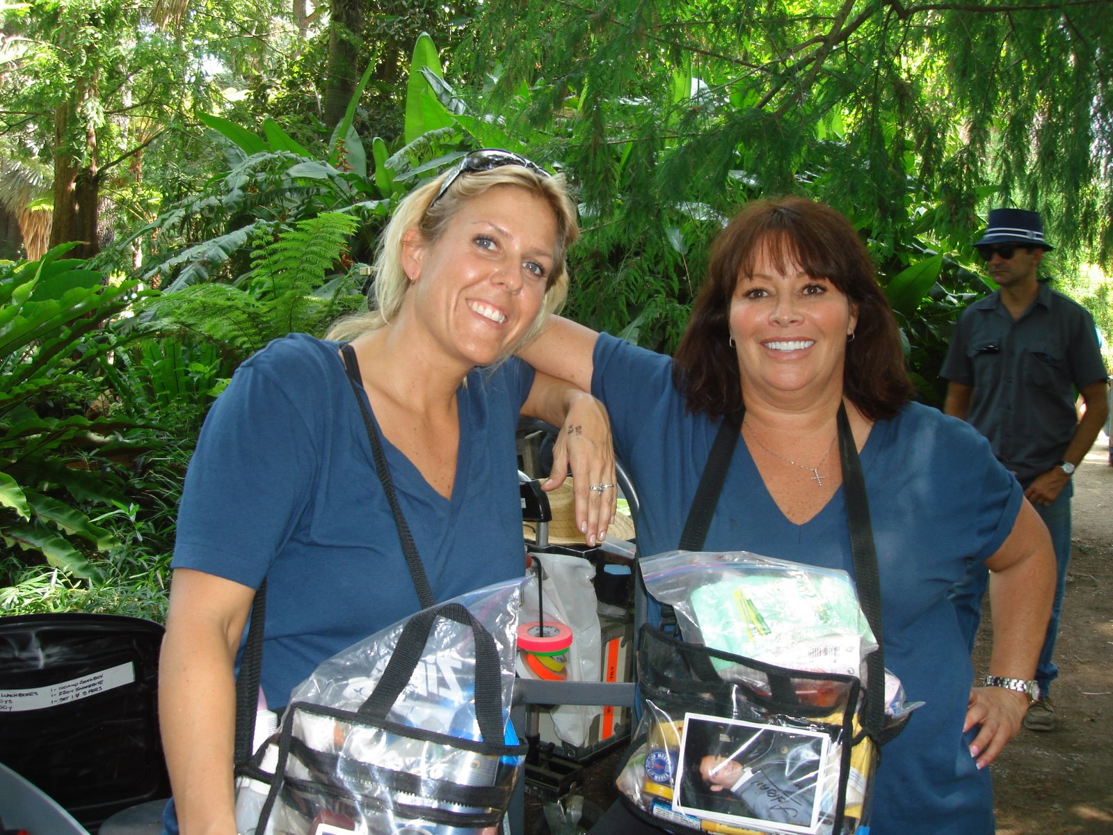 [3.8+wendi+and+lori.JPG]