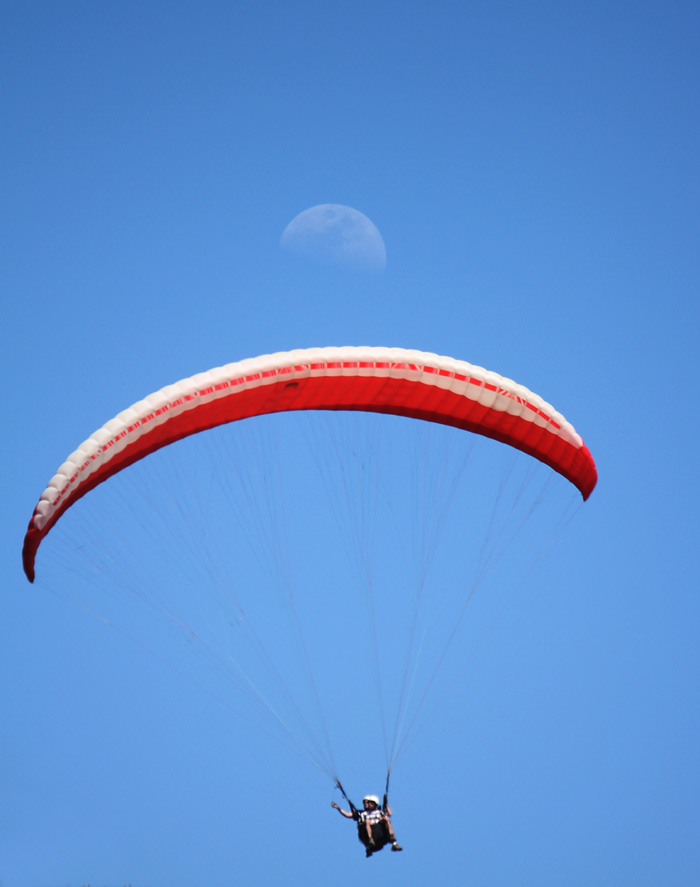 IMAGE: http://2.bp.blogspot.com/_hMVjMXkpJsA/TB6H13T6UdI/AAAAAAAAAPg/OsIAqrfLRhQ/s1600/beach-paramoon_above.jpg