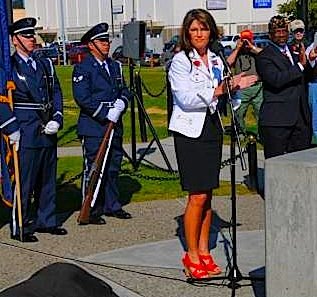 [Palin+in+mini+@+Fairbanks+memorial+2009.jpg]