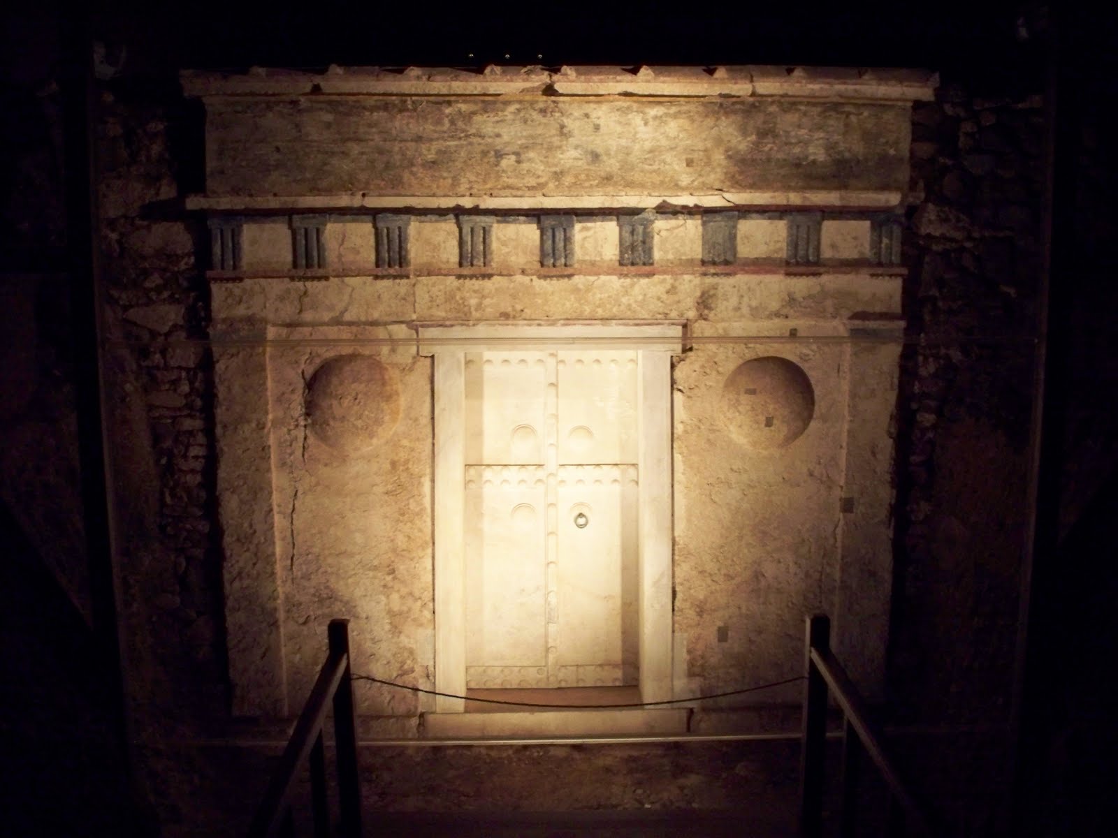 Tomb_of_Alexander_IV_of_Macedon_Vergina_Museum.JPG