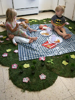 http://2.bp.blogspot.com/_hiMpW6nqpHE/SoOvJRc_1GI/AAAAAAAAFak/HLashxLoylY/s400/indoorpicnic3.jpg