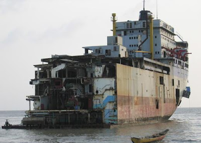 ship chittagong breaking yard bangladesh stork shipwreck werkspoor half scrap sea cylinder engine lost marine head breakers fartyg ships parts