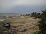 Nos barcos encalhados na maré baixa