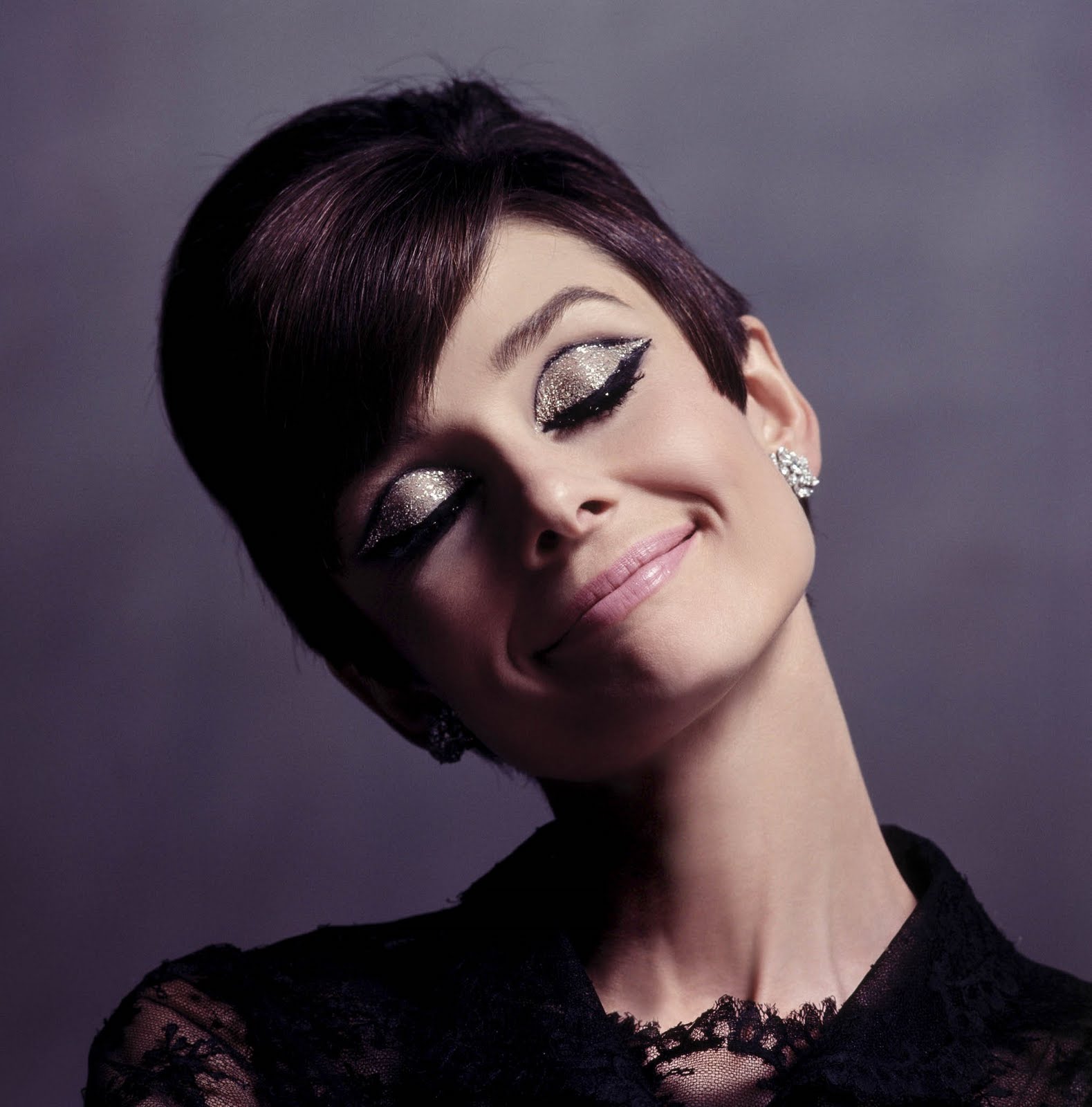 http://2.bp.blogspot.com/_hpXmcmv2vao/TTjDfniZqNI/AAAAAAAAIVA/uOqQlMjCV2o/s1600/audreyhepburn1-full2.jpg