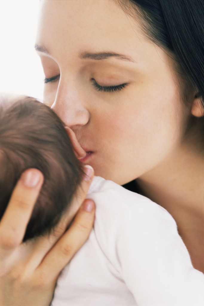 http://2.bp.blogspot.com/_i3768dj2JCM/THfdHOi8UAI/AAAAAAAAATc/2IkqE5u7zS0/s1600/mother-holding-baby.jpg