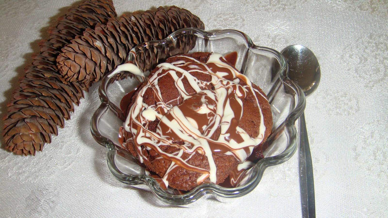 lavantalimon Glazürlü Çikolata Soslu Cupcake