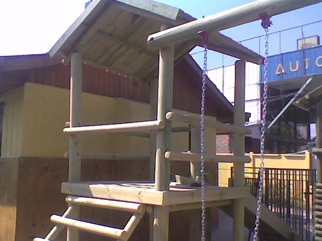 Juegos de Madera: Tarima con resbalín, columpio doble y con techo de