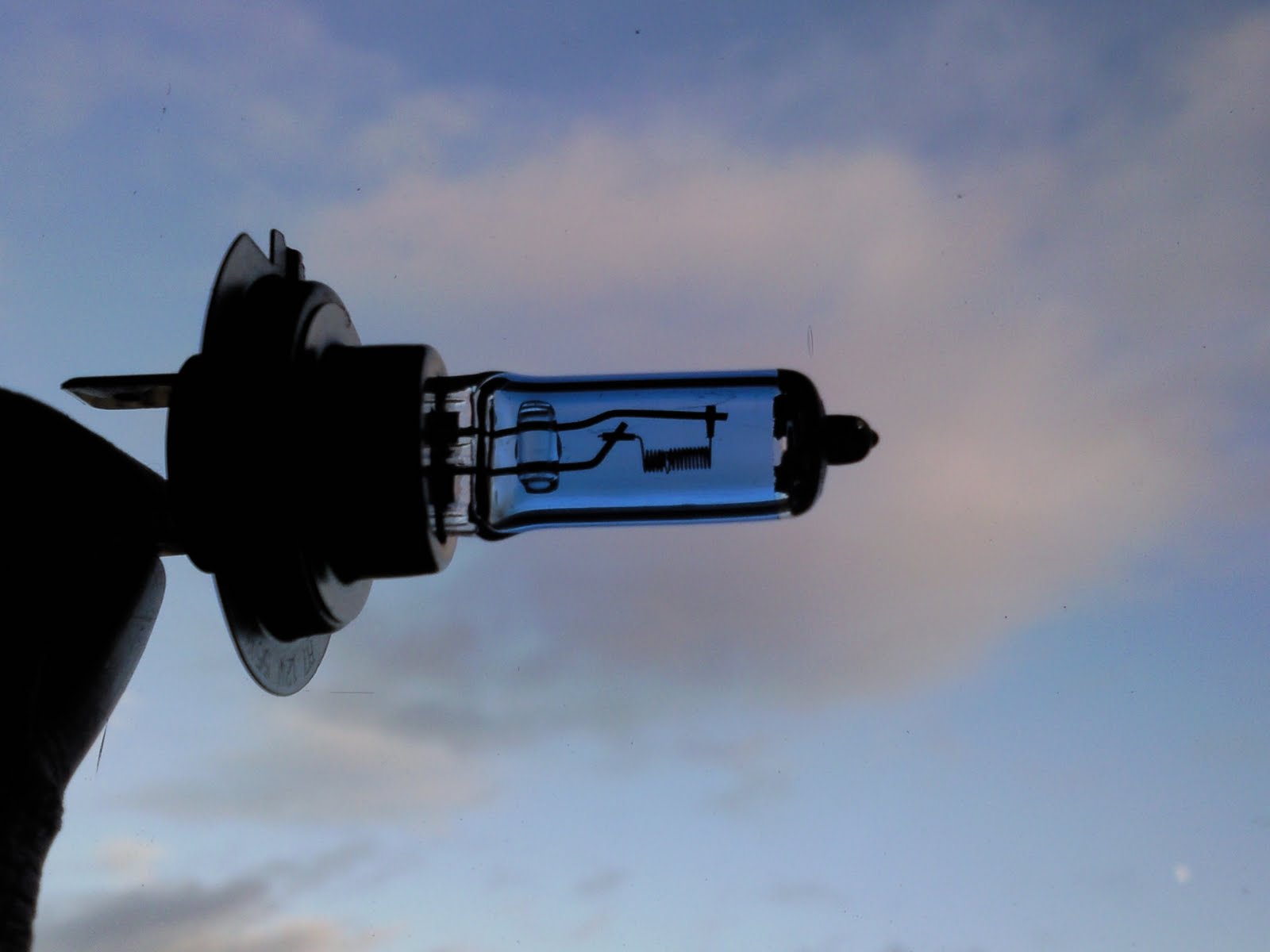 Living with a revolutionary Audi A2 Replacing a blown headlight bulb, in pictures....