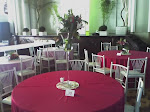 Toalha pink e sousplat utilizado como centro de mesa