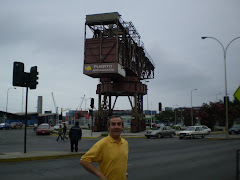 Mi hernano Luchín paseando por el puerto de Antofagasta...
