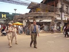 Mi hermano Luchin caminando por el "Concepción terremoteado"...