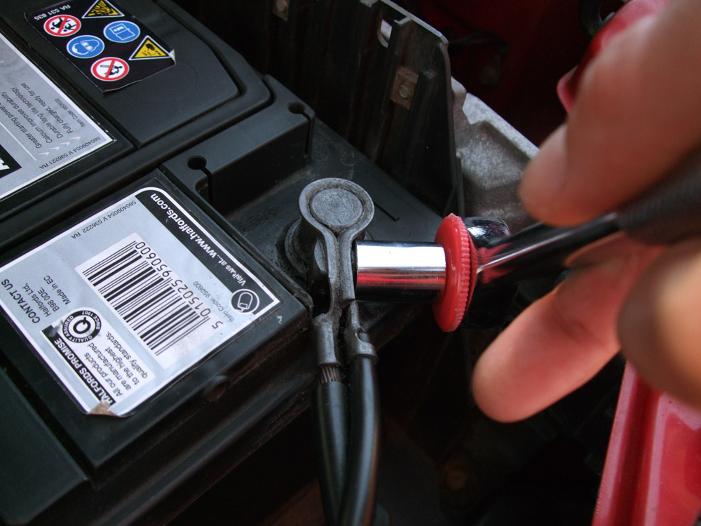 MG Rover Service Guides Battery Disconnecting, Removing and Refitting