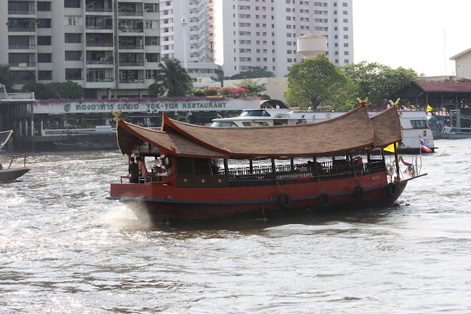 Bangkok Chao Prhayan joella risteilee aluksia.